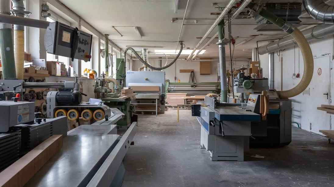 Die leere Werkstatt ohne CNC-Maschiene.